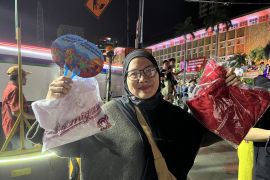 Sejumlah warga senang dapat hadiah dari truk Karnaval Kemerdekaan
