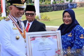 Gubernur beri penghargaan ke tokoh masyarakat termasuk Dona Lubis