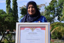 Bidan yang renangi sungai itu jadi tenaga kesehatan teladan