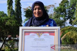 Bidan penerabas sungai itu dinobatkan jadi tenaga kesehatan teladan