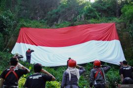 Upacara bendera merah putih raksasa di kawasan wisata Malang