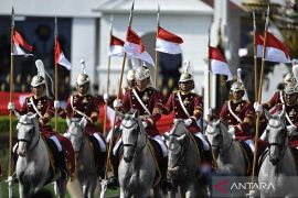 Kirab pengantar bendera Sang Merah Putih-teks proklamasi tiba di Istana