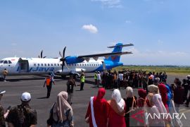 Pesawat Fly Jaya mendarat perdana di Bandara Notohadigoro Jember