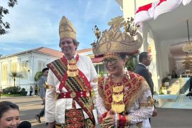 Wamen Stella bagi-bagi hadiah saat Karnaval Kemerdekaan RI