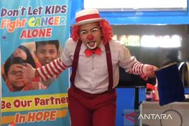 Polisi badut hibur anak-anak penderita kanker saat Hari Kemerdekaan