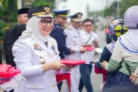 Wali Kota Lisa bagikan bendera usai upacara HUT Kemerdekaan RI