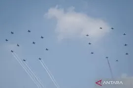 Pesawat tempur TNI AU bentuk formasi 80 di langit Jakarta