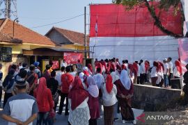 Warga Desa Kaliputu Kudus kibarkan bendera raksasa