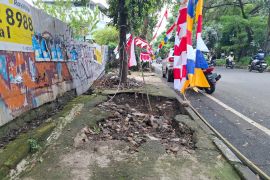 Trotoar di Jalan Dago rusak tidak ramah pejalan kaki