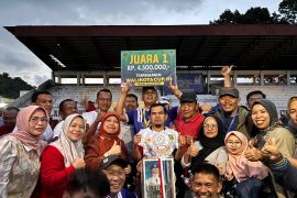 Kesebelasan Pemkab Solok boyong Piala bergilir Padang Panjang Cup III lewat adu penalti