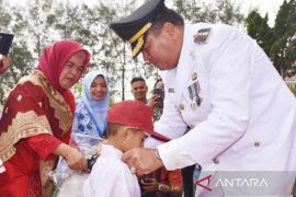 Pariaman mulai bagikan seragam sekolah gratis untuk 1.371 siswa SD 