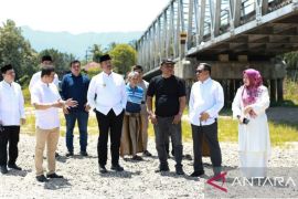 Terancam ambruk, Bupati Madina tinjau kondisi jembatan Nagajuang