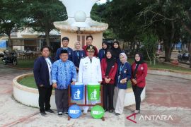 Mahasiswa KKN Universitas Pertiba serahkan tong sampah karya tangan di Desa Tiram