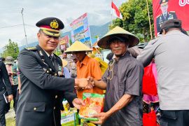 Polda Sulteng serahkan bantuan alat pertanian meriahkan HUT Ke-80 RI