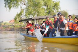 SIER tebar 10.000 ikan Grass Carp di Sungai Jagir Surabaya