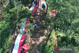 Pengibaran bendera Merah Putih terpanjang di Gunung Haseupan