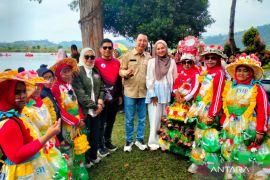 Warga Rejang Lebong manfaatkan bahan limbah untuk pakaian karnaval