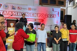 Tamaela sebut DPRD salurkan 100 paket sembako untuk anak yatim dan janda di Ambon