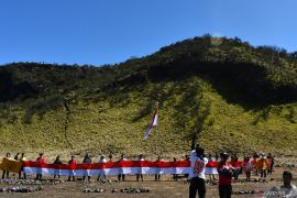 Upacara peringatan HUT RI di gunung Lawu