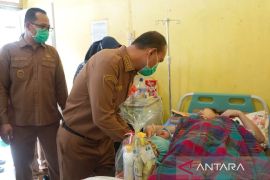 Wali Kota Tanjungbalai kunjungi bayi lahir 17 Agustus 2025