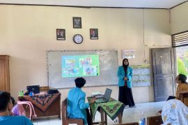 Tim PKM-PM UMS bekali wali murid SDN Wiropaten modul monitoring belajar