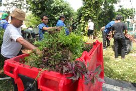Perbaikan taman setelah Pesta Rakyat di Surabaya