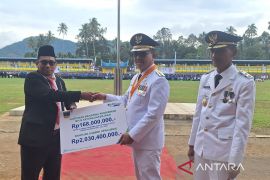 Bupati Solok Selatan serahkan BSU hingga beasiswa BPJamsostek