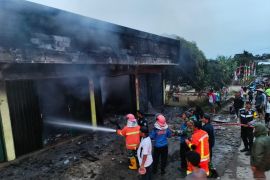 DPKP OKU Selatan memadamkan kebakaran ruko di Desa Sipatuhu