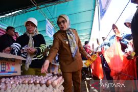 Gubernur Gorontalo pantau langsung warga belanja di pasar murah