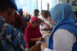 PAN Jatim bagikan ribuan paket bantuan pangan untuk masyarakat