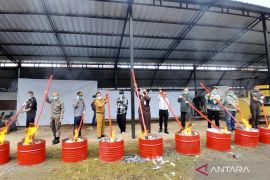 Kejari Garut memusnahkan barang bukti dari 145 perkara kejahatan