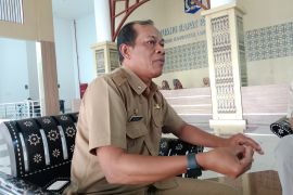 Anggota paskibraka Lombok Tengah dapat hadiah alat belajar