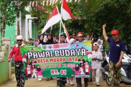 Desa Muara Jaya tampilkan pawai budaya meriahkan HUT ke-80 RI