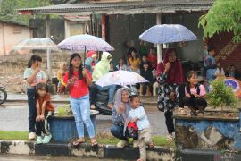 Hujan tak surutkan antusias masyarakat saksikan PBB HUT Ke-80 RI