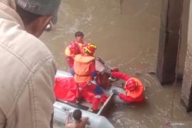 Gulkarmat Jaktim evakuasi mayat yang hanyut di Kali Ciliwung