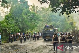 Ratusan aparat keamanan buka barikade jalan Hunuth  Ambon pascabentrokan