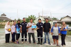 PT Timah serahkan bantuan perbaikan Lapangan Voli Desa Rias
