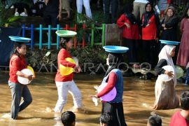 Lomba HUT ke-80 RI di sungai Ciliwung Bogor