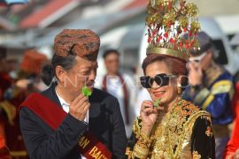 Parade pakaian adat di Solok Selatan Page 1 Small