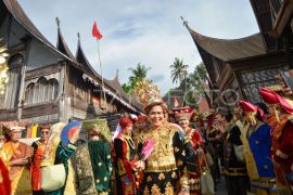 Parade pakaian adat di Solok Selatan Page 2 Small