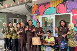 Baksos Kejari bantu anak berkebutuhan khusus di Tangsel