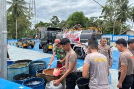 Polres Natuna salurkan 8 ton air bersih gratis atasi kekeringan di Binjai