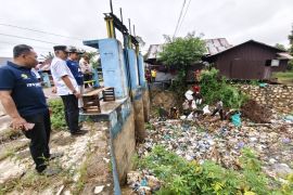 Wabup HSU pimpin aksi bersih-bersih saluran air