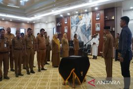 Kotabaru Regent inaugurates 12 administrators, 9 supervisors