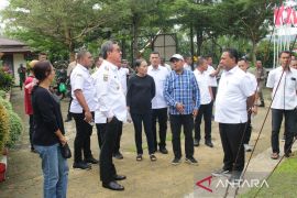Gubernur bersama Wagub Maluku tinjau pengungsi bentrok antarwarga di Kota Ambon