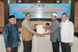 Kejari dan Kemenag Aceh Besar serahkan 80 sertifikat tanah wakaf kepada nazir