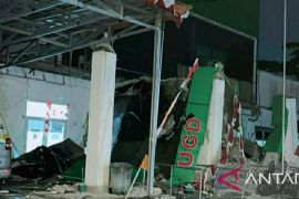 Bangunan depan Puskesmas di Karawang ambruk akibat angin