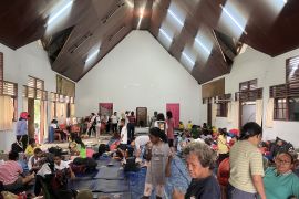 Dinsos Ambon salurkan bantuan untuk 636 pengungsi Hunuth terdampak konflik