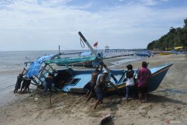 Perahu wisata rusak dihantam gelombang