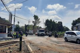 Akses jalan Jember-Bondowoso ditutup sementara untuk ganti rel
